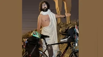 شاب مصري يقطع 19 يوماً بالدراجة من طنطا إلى مكة بميزانية مفاجئة